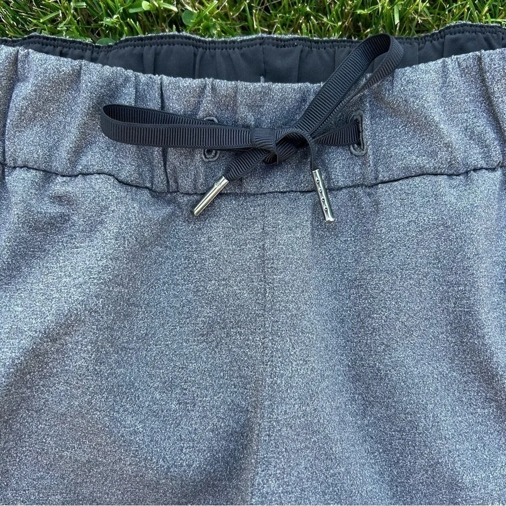 Lululemon On The Fly Pant 27” in Heathered Black | Size 8